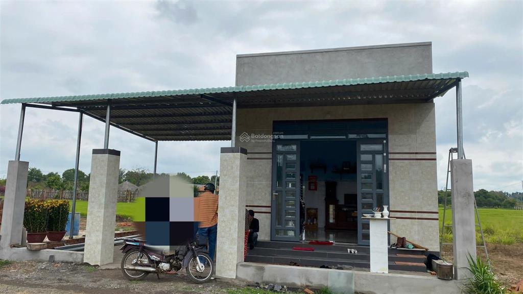 1,75 tỷ có căn nhà đẹp gần cty dongin , cạnh tl 52 và trung tâm hành chính xã view cánh đồng