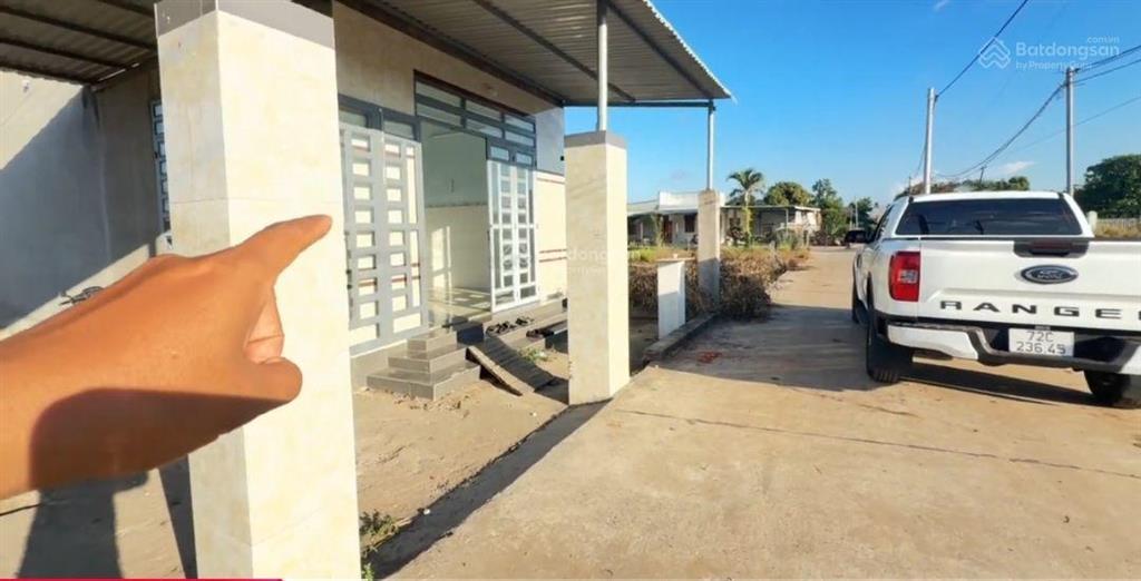 1,75 tỷ có căn nhà đẹp gần cty dongin , cạnh tl 52 và trung tâm hành chính xã view cánh đồng