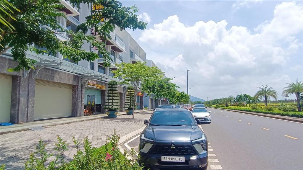 Căn shophouse giảm 5,85 tỷ 1 trệt 3 lầu kcn sonadezi châu đức dt 7x34m full thổ cư siêu giá trị