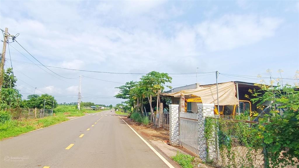 5400m2 mặt tiền 135 m, giá 7,4 tỷ, vị trí góc ngã 4 đường nhựa tim vàng siêu đẹp, dân cư đông đúc