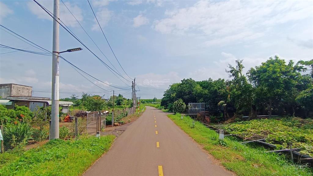 5400m2 mặt tiền 135 m, giá 7,4 tỷ, vị trí góc ngã 4 đường nhựa tim vàng siêu đẹp, dân cư đông đúc