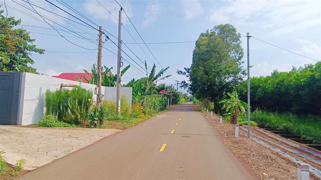5400m2 mặt tiền 135 m, giá 7,4 tỷ, vị trí góc ngã 4 đường nhựa tim vàng siêu đẹp, dân cư đông đúc