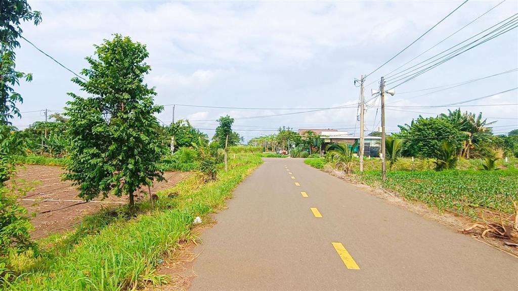 5400m2 mặt tiền 135 m, giá 7,4 tỷ, vị trí góc ngã 4 đường nhựa tim vàng siêu đẹp, dân cư đông đúc