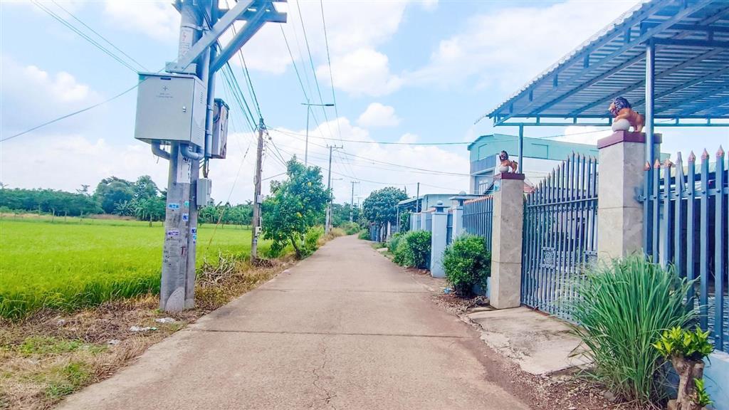 8600 m2 mặt tiền 120 m, giá 24 tỷ, vị trí đẹp cạnh ngã 4 lê hồng phong ngãi giao có đầu tư đa nghề
