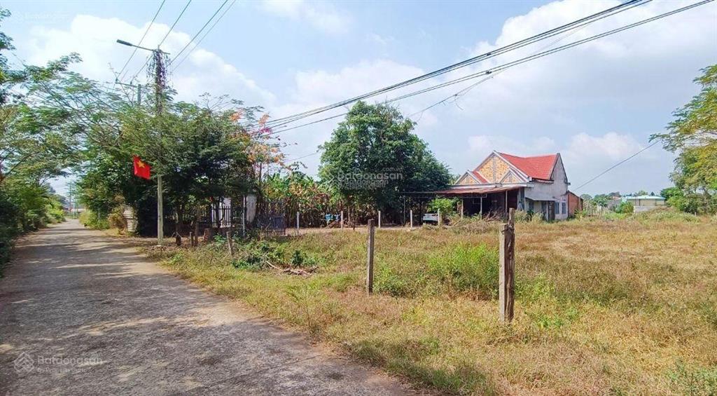 8600 m2 mặt tiền 120 m, giá 24 tỷ, vị trí đẹp cạnh ngã 4 lê hồng phong ngãi giao có đầu tư đa nghề