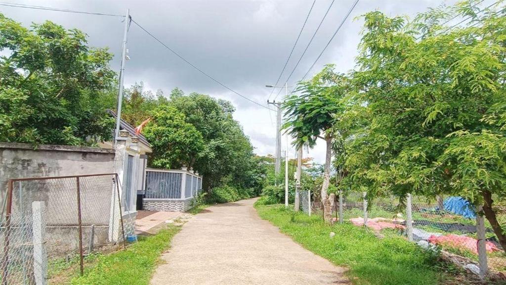 8600 m2 mặt tiền 120 m, giá 24 tỷ, vị trí đẹp cạnh ngã 4 lê hồng phong ngãi giao có đầu tư đa nghề