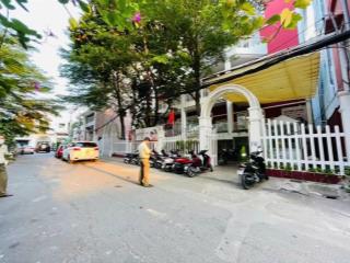 Ngang lớn 6.5m khu vip trần khắc chân q1! 6.5x10~64m2, kcx 2 tầng, hẻm xe hơi, shr, giá 13 tỷ tl