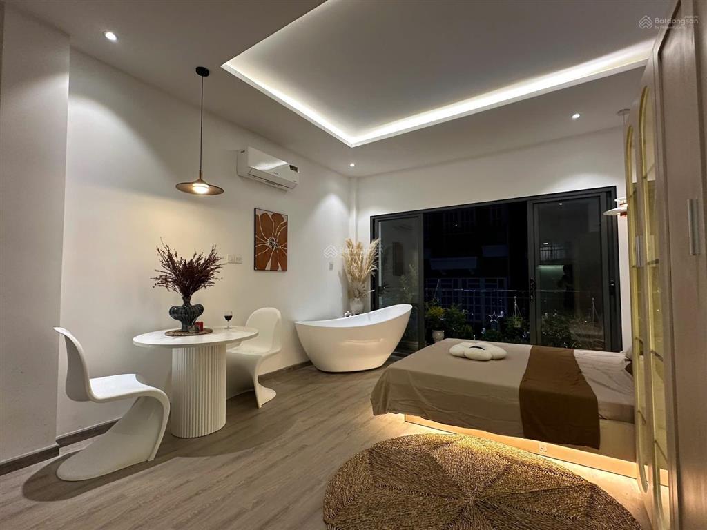 Cho thuê căn hộ ban công mới bóc seal 100% ở đường 3 tháng 2 giá rẻ t8