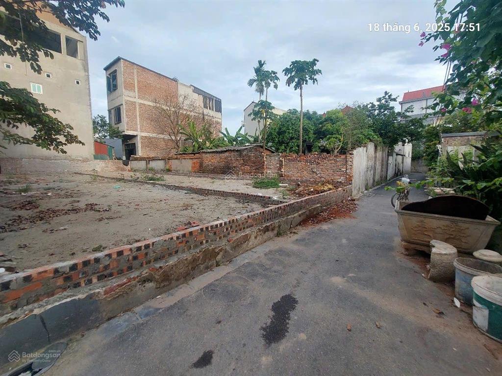 Lõi vin bắc hồng.
dành cho ai thích thửa to mà rẻ, bắc hồng, 180m2, mt9m, 8.4 tỷ, full thổ, xe con.