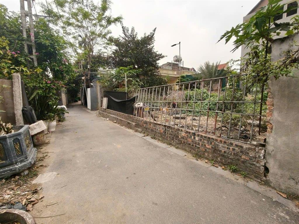 Lõi vin bắc hồng.
dành cho ai thích thửa to mà rẻ, bắc hồng, 180m2, mt9m, 8.4 tỷ, full thổ, xe con.