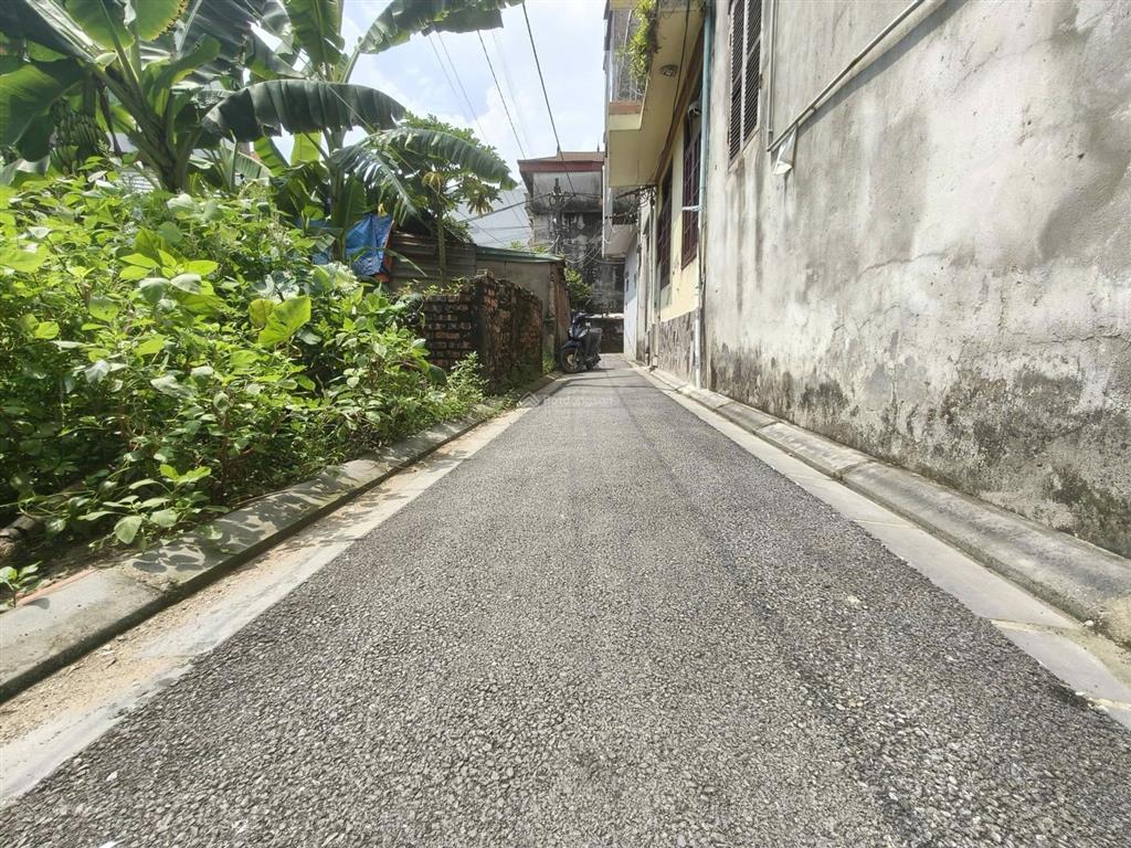 Ngay ql3, tầm 10m, lô 85m2, mt 5m, 5.x tỷ, nguyên khê, đông anh. một nhà ra ô tô tránh