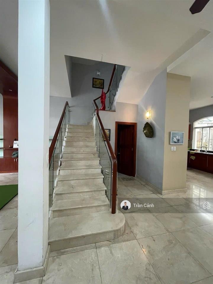 Bán nhanh căn liền kề 140m2 sân vườn rộng giá đang tốt nhất khu nam pmh.  0908 355 *** trần cảnh