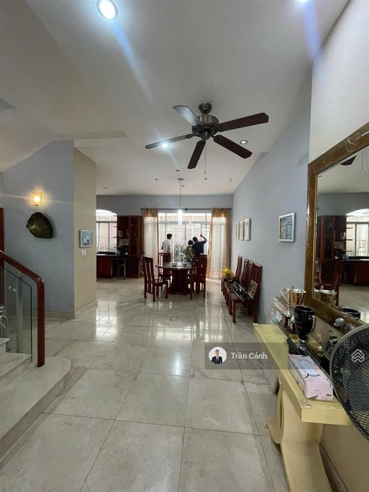 Bán nhanh căn liền kề 140m2 sân vườn rộng giá đang tốt nhất khu nam pmh.  0908 355 *** trần cảnh