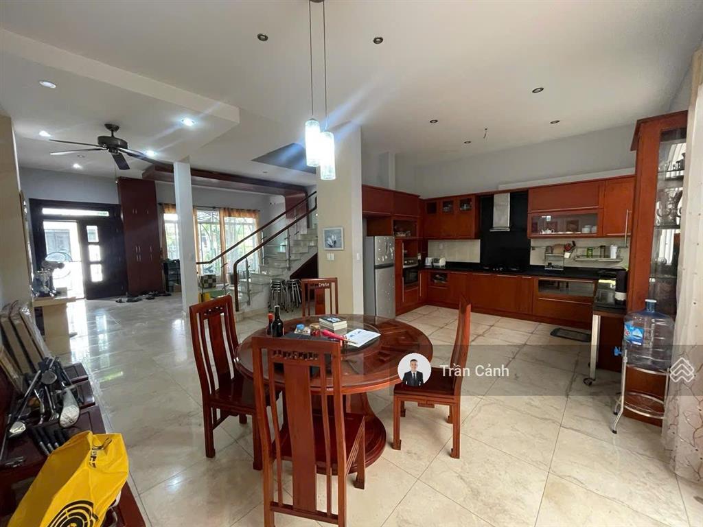 Bán nhanh căn liền kề 140m2 sân vườn rộng giá đang tốt nhất khu nam pmh.  0908 355 *** trần cảnh