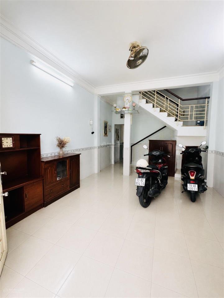 80m2  chỉ 6.7 tỷ  ngay mặt tiền thạch lam  hẻm hơi đỗ cửa
