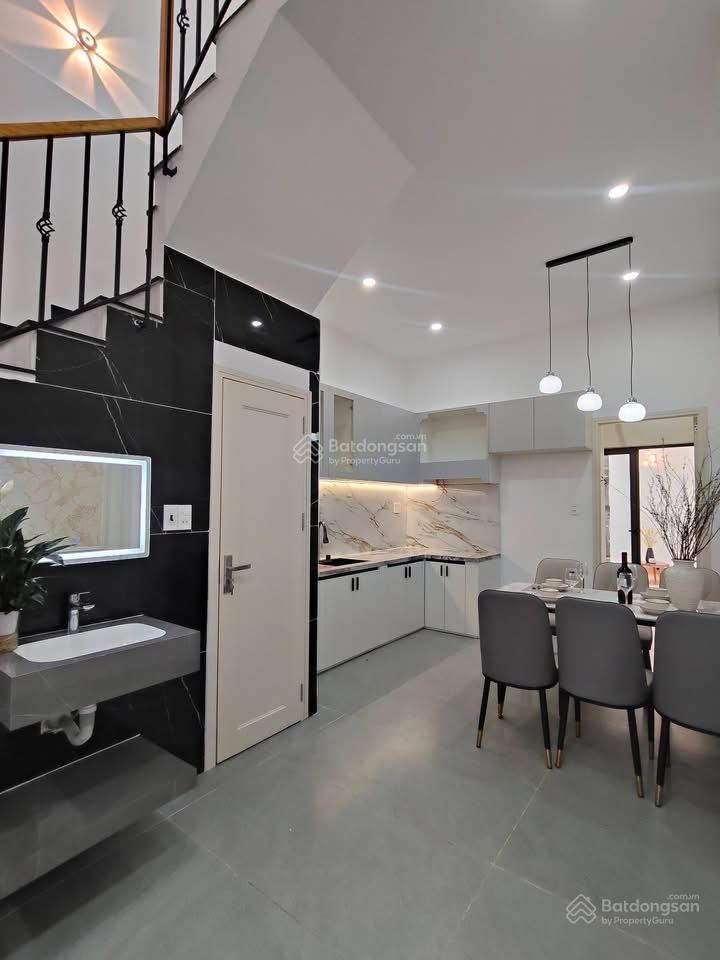 *mới vừa hoàn thiện 1 căn nhà có sân vườn duy nhất g.iá chỉ loanh quanh 4ty,x