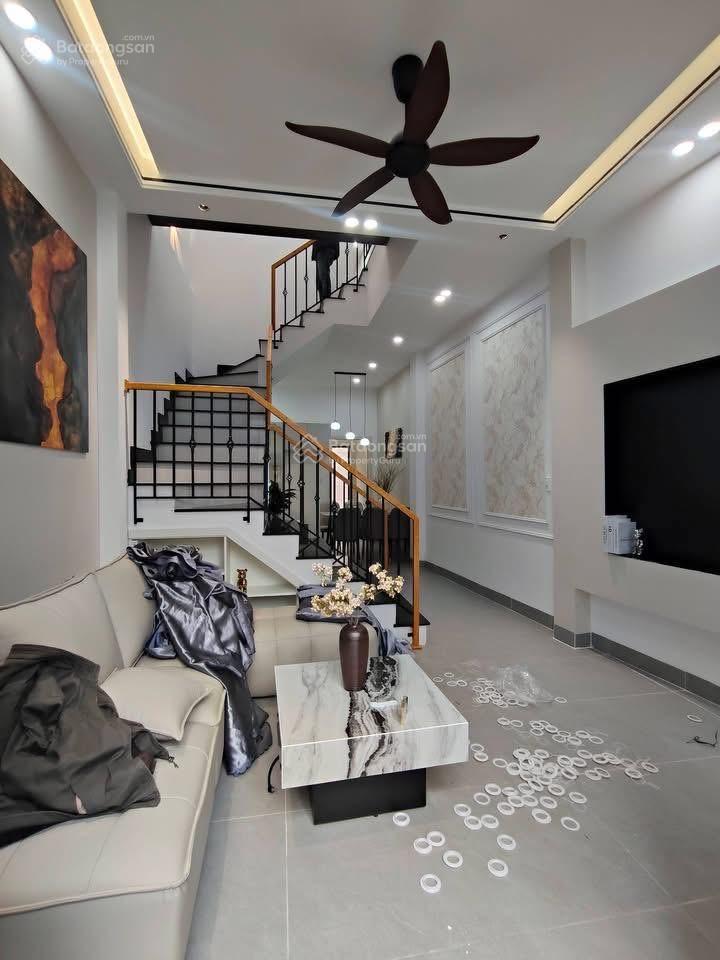 *mới vừa hoàn thiện 1 căn nhà có sân vườn duy nhất g.iá chỉ loanh quanh 4ty,x