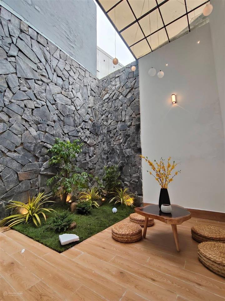 *mới vừa hoàn thiện 1 căn nhà có sân vườn duy nhất g.iá chỉ loanh quanh 4ty,x