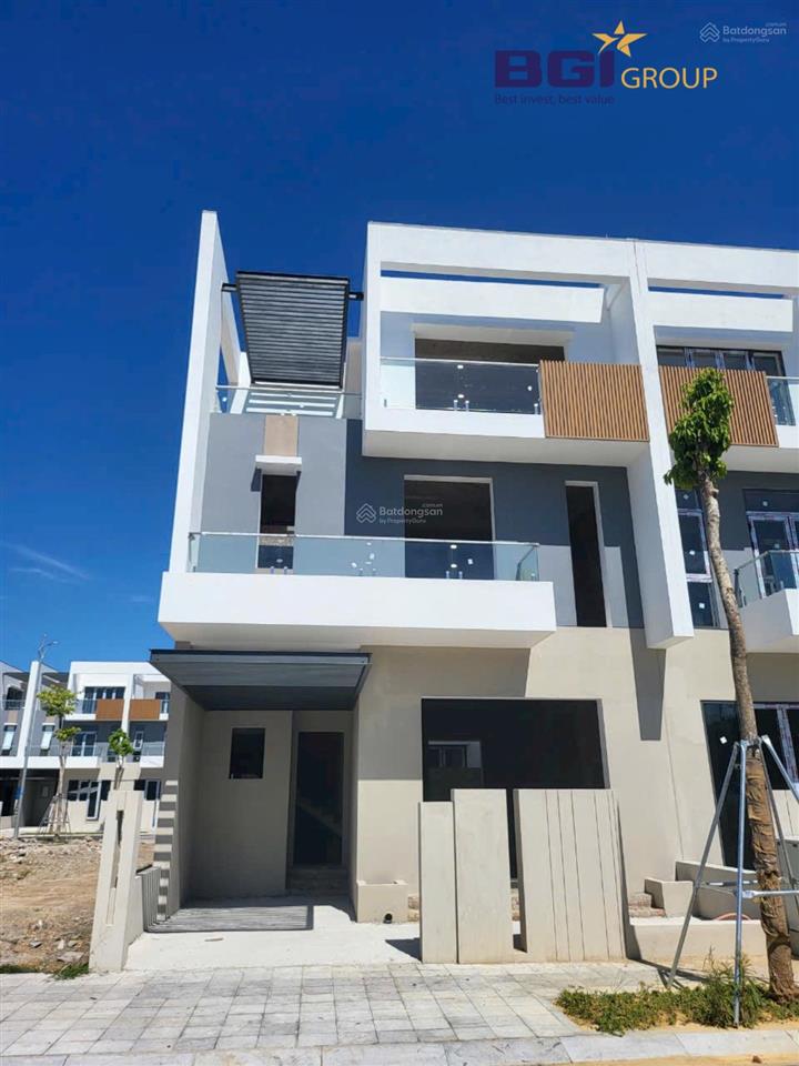 Bán nhà mặt phố tại hoàng quốc việt, 105m2, 5pn, 5wc giá cực sốc