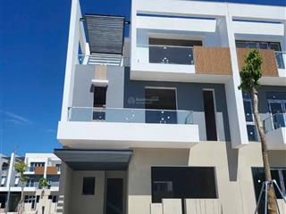 Bán nhà mặt phố tại hoàng quốc việt, 105m2, 5pn, 5wc giá cực sốc