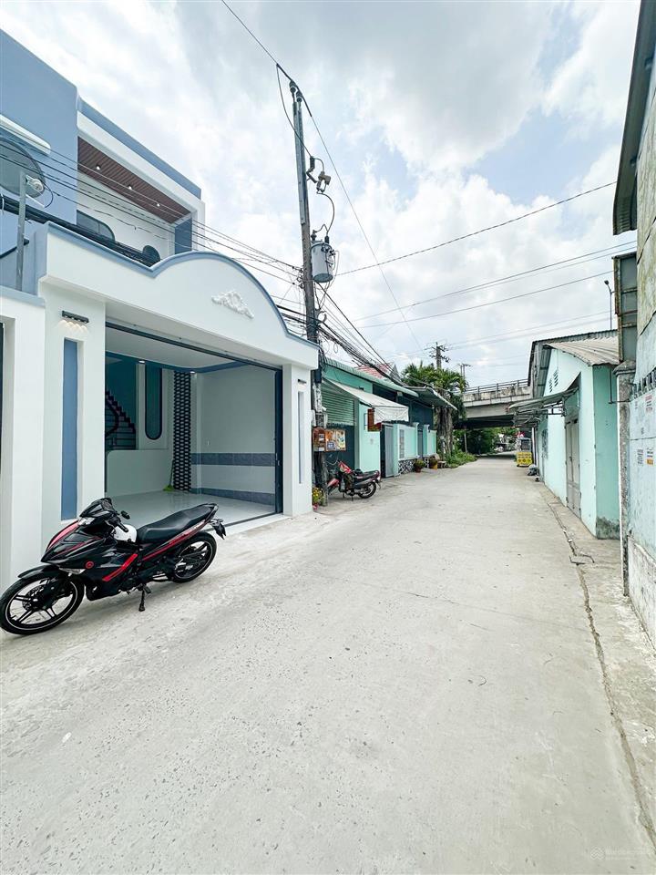 Chủ gửi bán nhà mới xây đường 18b , ngang 5m dài 20m giá 990tr gần chợ bình chánh