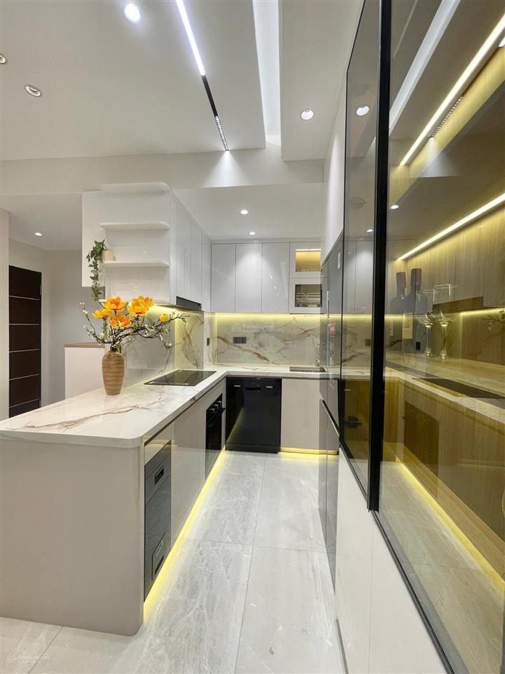 Cần bán sky3, 70.12m, 3pn, 2wc, 6ty3, nhà đẹp mới 100%, cho thuê 40tr, khu an ninh