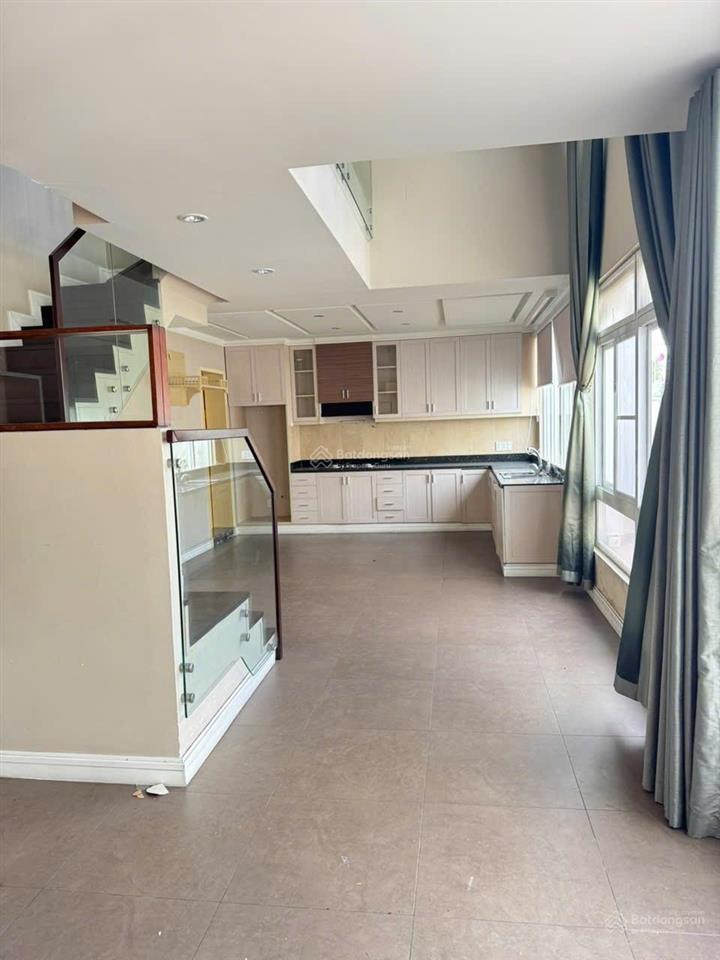 Cần bán penthouse sky3, block trung tâm 175m2, 2pn, 3wc, 9tỷ6, view đẹp loại 2 sân khu an ninh