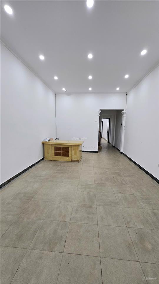 Chính chủ cho thuê nhà mặt phố đỗ quang dt 55m2 5 tầng mt 4,5m vị trí đẹp kinh doanh tốt giá 30tr