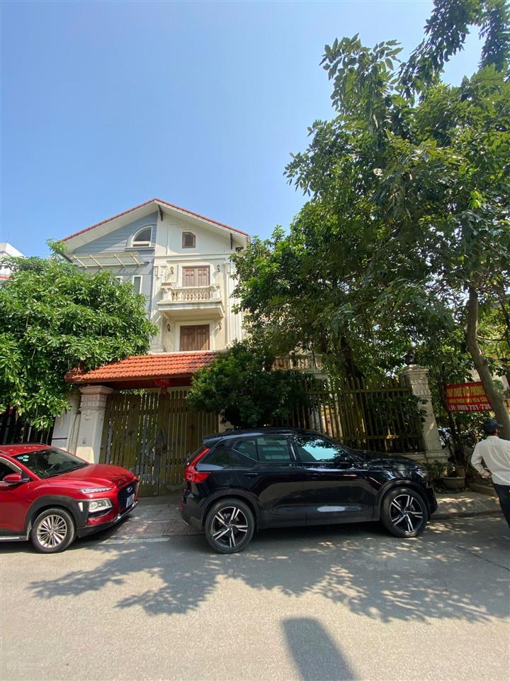 Biệt thự lô góc 180m2 ngõ 583 nguyễn trãi, mt 10m, 3.5 tầng, sửa theo ý, vào ngay, giá 45tr/tháng