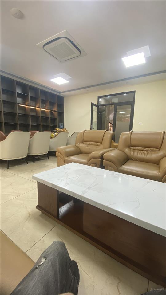 Biệt thự lô góc 180m2 ngõ 583 nguyễn trãi, mt 10m, 3.5 tầng, sửa theo ý, vào ngay, giá 45tr/tháng