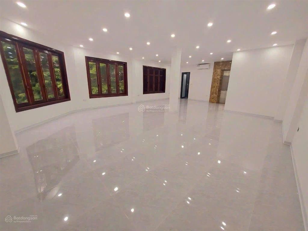 Cho thuê biệt thự nguyễn thị định 240m2 x 4,5 tầng mt 15m phù hợp vp showroom giá 75tr/tháng