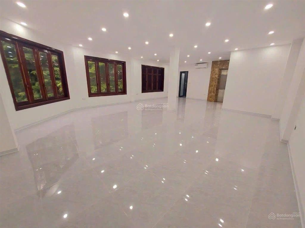 Cho thuê biệt thự đỗ quang 300m, xây 150m x 4 tầng, mt 12m, lô góc 2 mt, thông sàn, giá 5000 usd