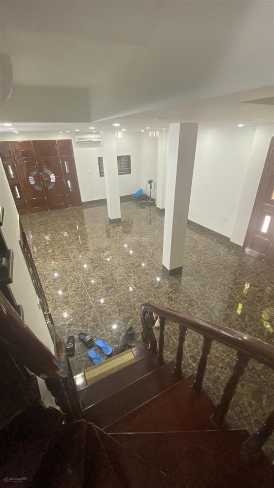 Cho thuê nhà đỗ quang 60m2 x 5 tầng, lô góc 2 mặt tiền, thang máy, t1 thông sàn, ngõ thông.giá 40tr