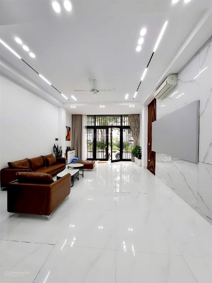 Cho thuê nhà phố học phi. diện tích 120 x 5 tầng, mặt tiền 5m đường rộng ô tô tránh. giá 45 triệu