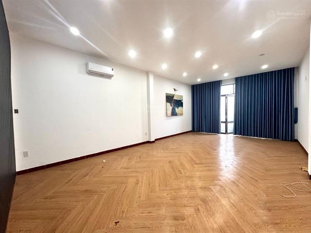 Bán nhà 4 tầng , dt 125m2, mặt tiền đường 2 tháng 9 đối diện toà 69tầng, sát công viên 29/3, giá