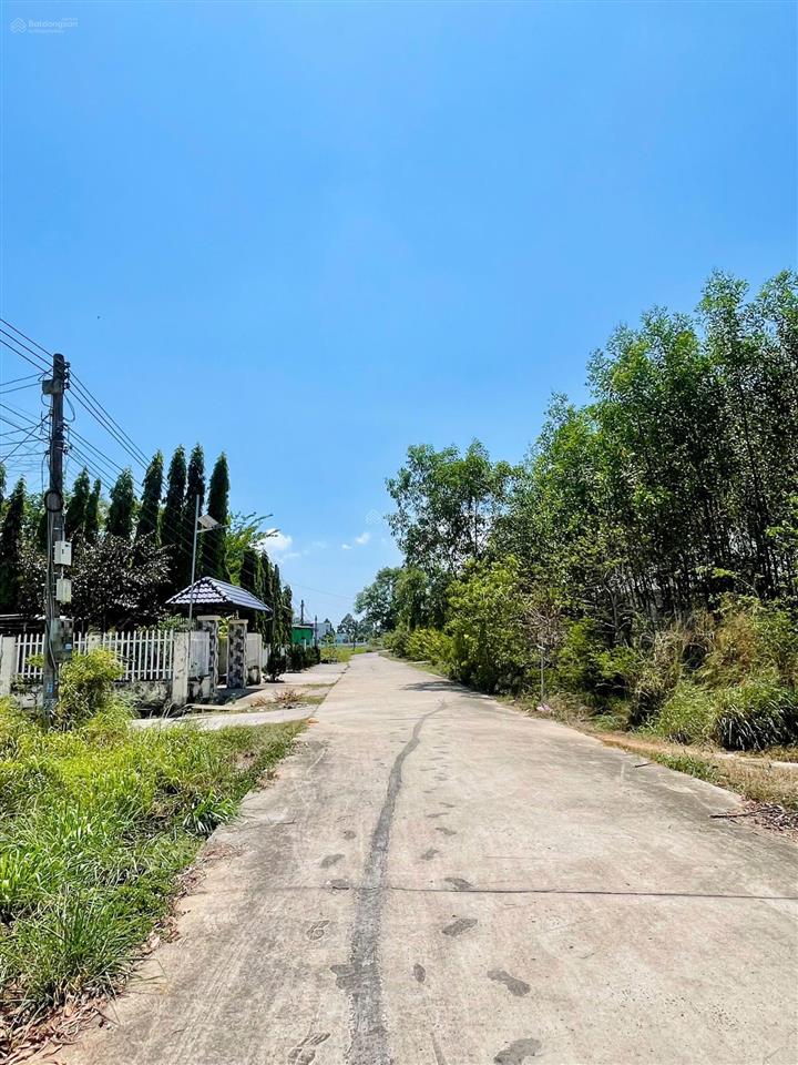 Bán 1005m² đất cln. sẵn nhà cấp 4 trên đất. giá 2,2 tỷ (lô góc 2 mặt tiền)