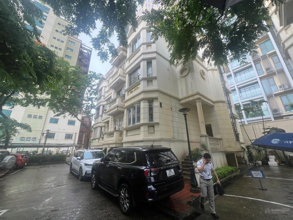 Cho thuê văn phòng tại villa số 3 thành công, 200m2 gồm tầng 1, 2. giá 250n/m2, gần hồ thành công