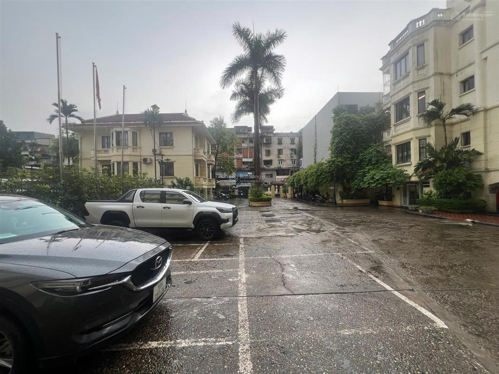 Cho thuê văn phòng tại villa số 3 thành công, 200m2 gồm tầng 1, 2. giá 250n/m2, gần hồ thành công