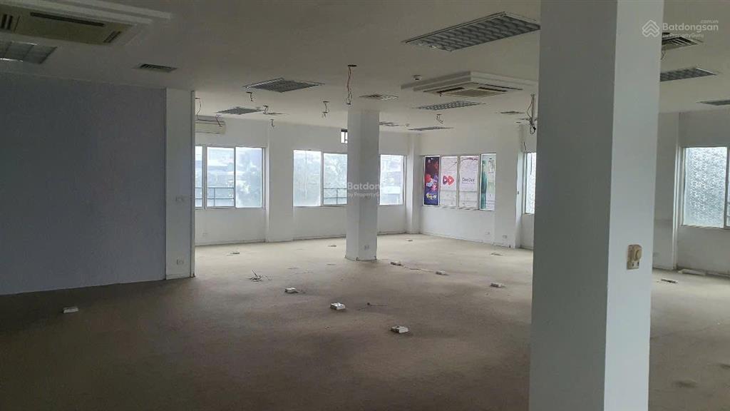 Cho thuê nhà mặt phố hàng chiếu, dt 153m2, mt 7,85m, giá 100tr/tháng. showroom, nhà hàng