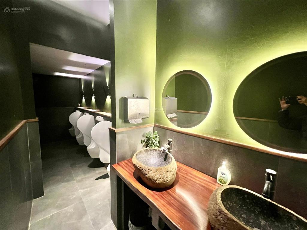 Cho thuê nhà mp tông đản, hoàn kiếm. dt 233m2, mt 13m. giá 160tr phù hợp nhà hàng, cafe....