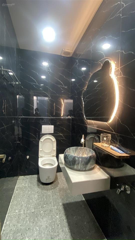 Cho thuê gấp nhà mặt tiền nở hậu 6m, đường phạm viết chánh, trung tâm quận 1