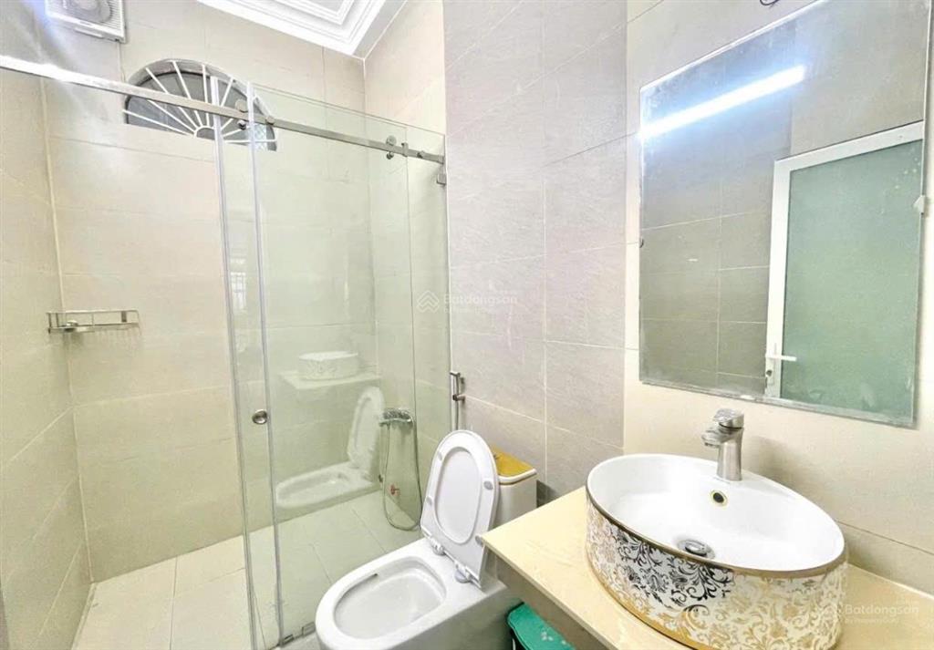 Cho thuê nguyên căn 1 trệt 4 lầu, ngang 5m, mặt tiền trường sa, quận 3, giá chỉ 35 triệu