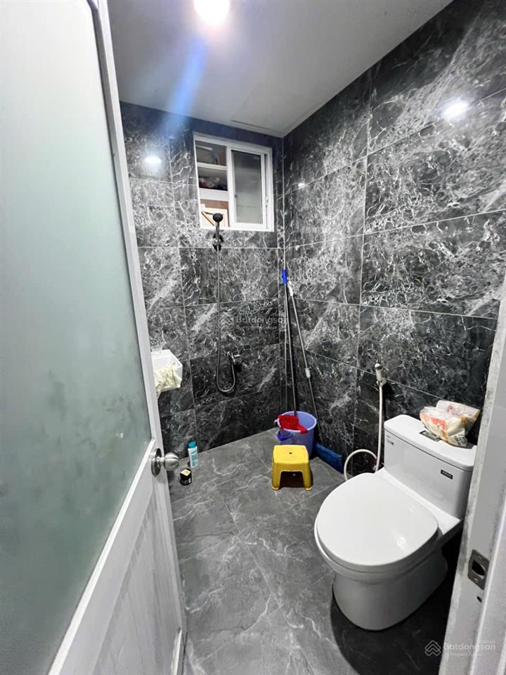 Chính chủ bán căn 2pn 2wc có ban công, nhà đẹp, sổ sẵn, công chứng ngay