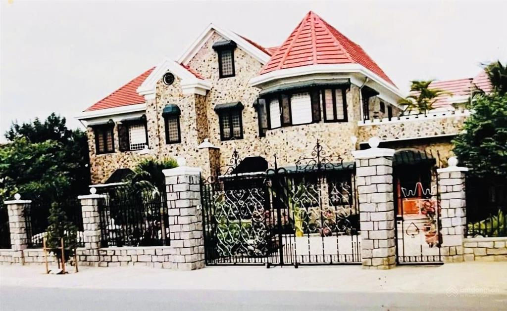 Gần biển trần phú  mặt tiền tô hiến thành xây dựng gì cũng được 1000m2 giá 275tỷ
