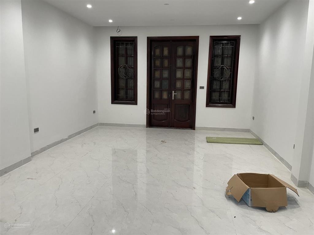 Cho thuê nhà mặt ngõ ô tô đỗ cửa, cách phố chính tam khương 20m