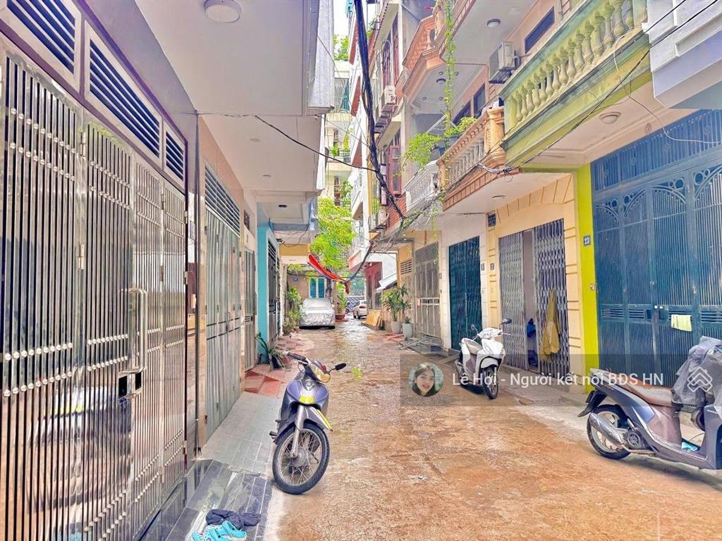 14 tỷ  đường láng, đống đa. dt 43m2*5t, ô tô vào nhà, thang máy và nội thất hiện đại, về ở ngay.