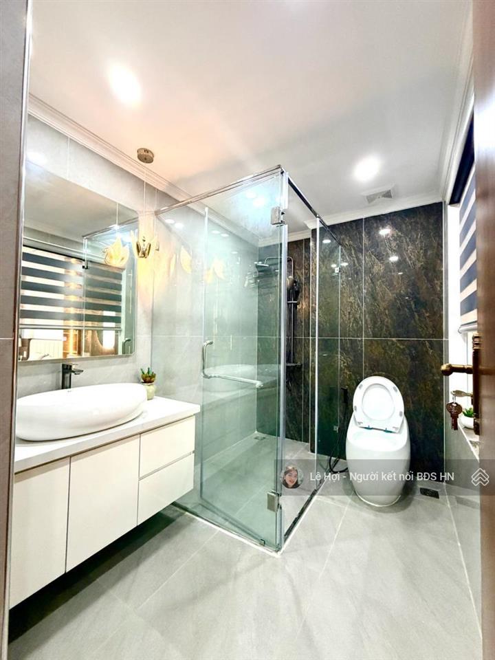 Cần bán nhà đẹp phố hào nam, 62m2 * 6 tầng thang máy, gần oto, khu dân trí cao, an sinh cực đỉnh.