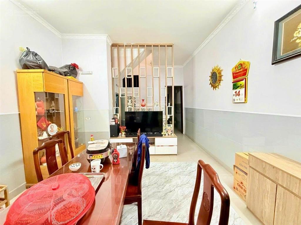 13 tỷ  láng hạ, đống đa. nhà dân xây 47m2, mặt tiền 4.2m lý tưởng, nhà gần phố, an sinh tốt.