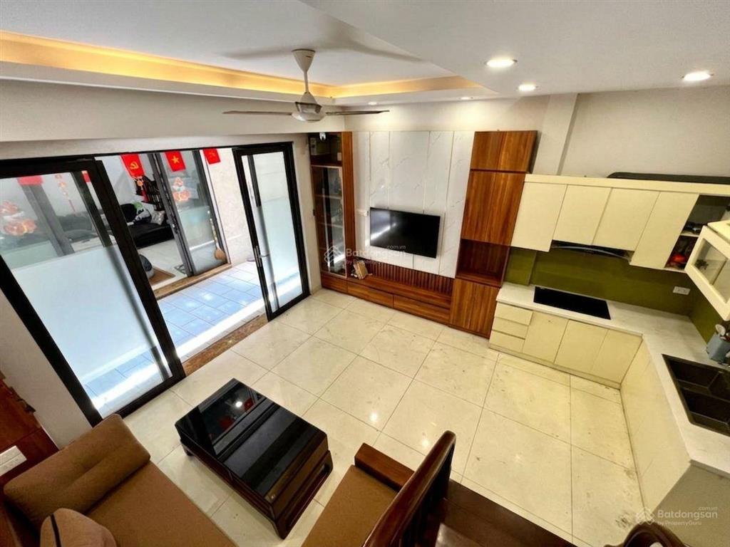 Bán nhà 10 tỷ  pháo đài láng  đống đa. dt 38m2 * 5 tầng, gần phố, oto đỗ gần, nhà đẹp full đồ.