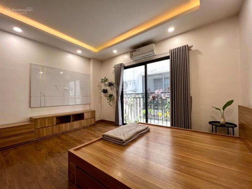 Bán nhà 10 tỷ  pháo đài láng  đống đa. dt 38m2 * 5 tầng, gần phố, oto đỗ gần, nhà đẹp full đồ.
